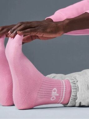 Alo Unisex Half - Crew Socks
Sweet Pink 
Medium